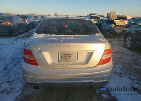 2013 Mercedes-Benz C 250 z USA, uszkodzony, nr VIN WDDGF4HB5DA864106